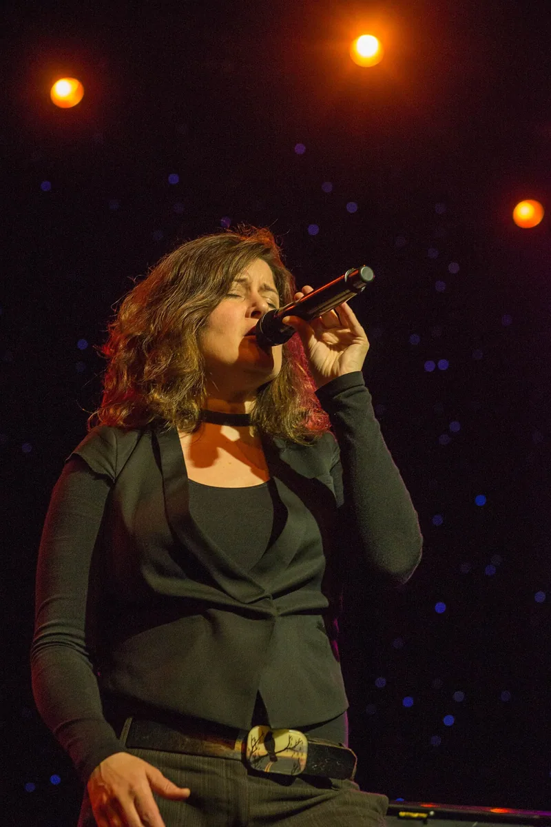 Paula Cole performing live in an archival photograph